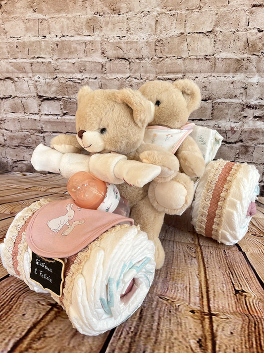 Windeltorten Geschenk zur Geburt von Zwillingen 